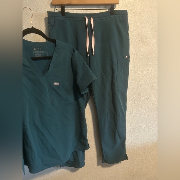 Figs two piece scrub set - Picture 2 of 12